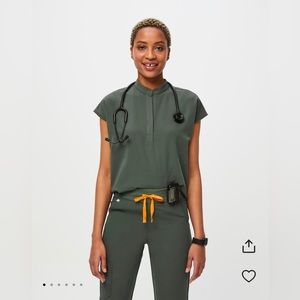 Dark olive FIGS top and bottom. Jogger bottom L and oversized Rafaela top size M